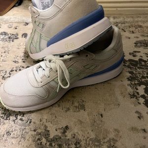 Women's ASICS tennis shoes 8